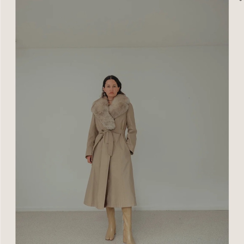 Chic Tan Trench Coat with Faux Fur Collar